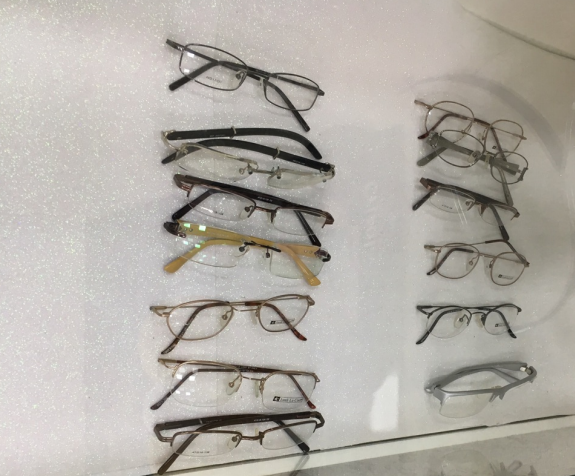  A) 110 (cento e dez) unidades de armação de óculos do tipo armação metálica, cada uma avaliada em R$ 300,00 trezentos reais, totalizando R$ 33.000,00 (trinta e três mil reais). B) Um Ceratometro preto, com suporte branco, com ajuste de altura, marca Bausch Lomb. Avaliado em R$ 10.000,00 (dez milre